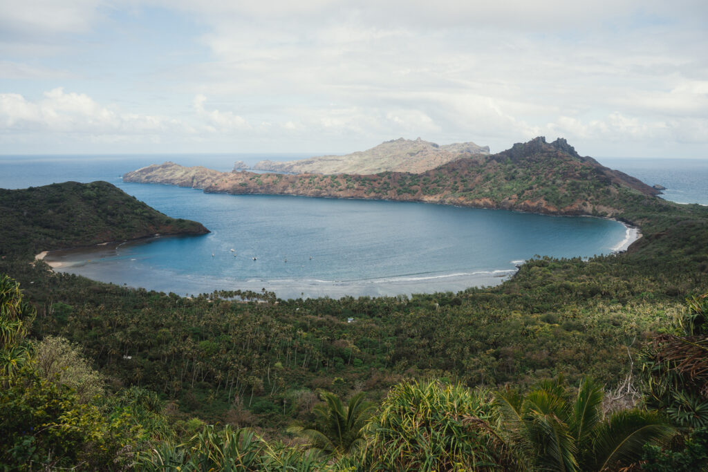 Vue panoramique des baies d'Anaho et de Haatuatua depuis le col entre Hatiheu et Anaho, sur l'île de Nuku Hiva.